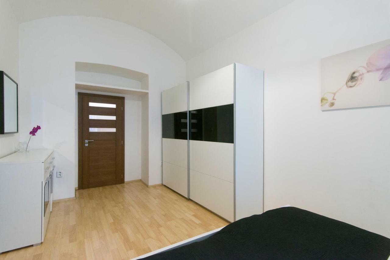 Spacious Apartment Near Wenceslas Square Prague Exterior photo